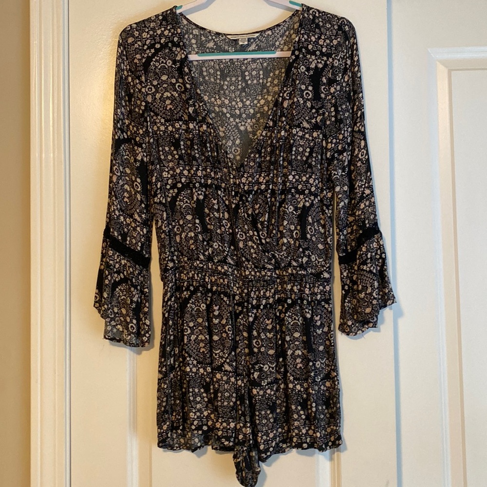 American Eagle romper. Cinched waist. Navy, black, cream, pink.